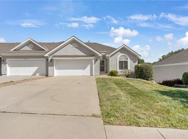 9613 N Locust Drive, Kansas City, MO 64155