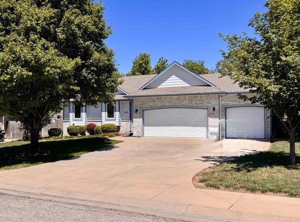 1106 E SOUTHCREST CIR, Derby, KS 67037