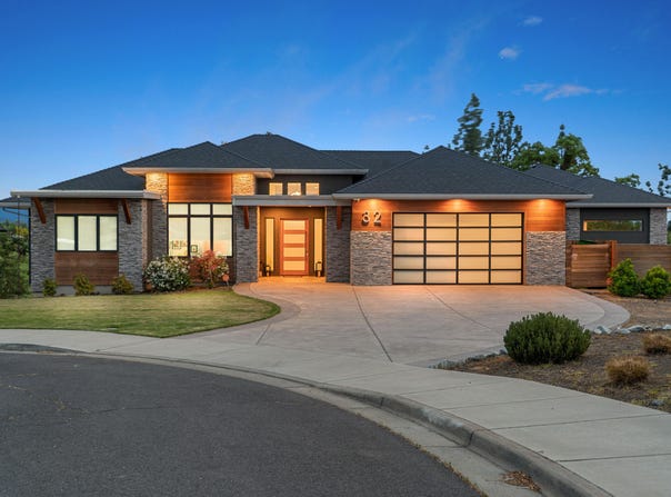 32 Pebble Creek Drive, Eagle Point, OR 97524