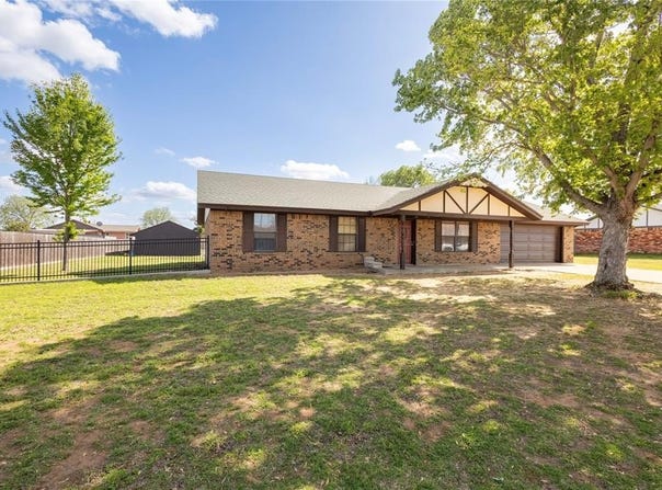 104 Sadie Lane, Sayre, OK 73662