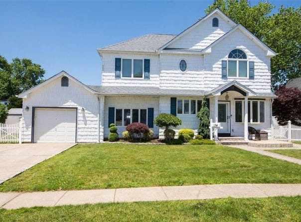 134 W Hampton Road, Lindenhurst, NY 11757