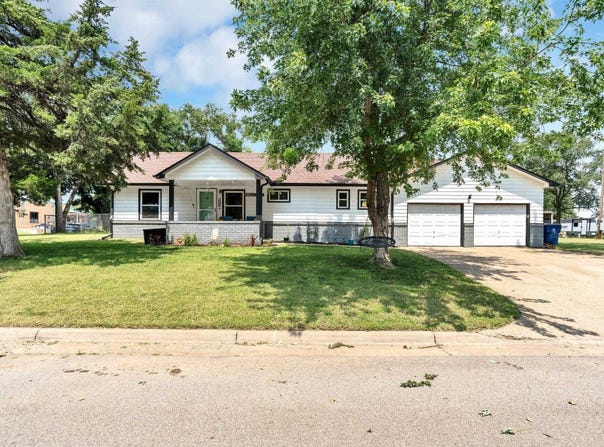 220 W 3rd St, Udall, KS 67146
