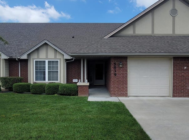 5839 SW Sterling LN, Topeka, KS 66604