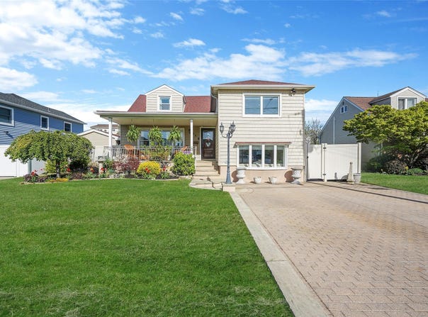 86 Jefferson Avenue, Island Park, NY 11558