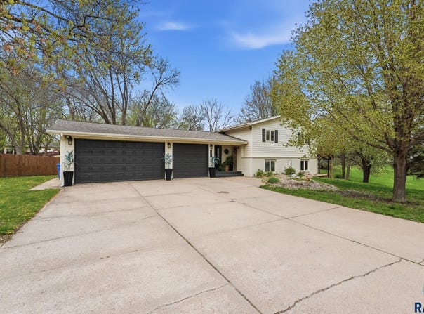 609 S Splitrock Blvd, Brandon, SD 57005