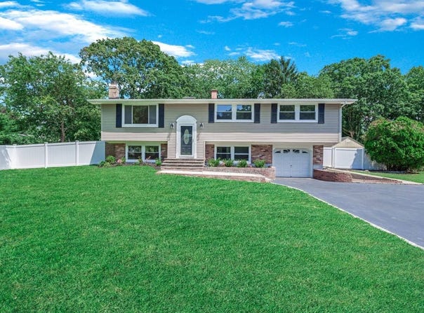 53 Fireside Ln, East Setauket, NY 11733