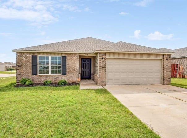 1016 N Deer Court Way, Mustang, OK 73064