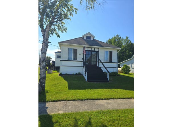 103 N Erie ST, De Tour Village, MI 49725