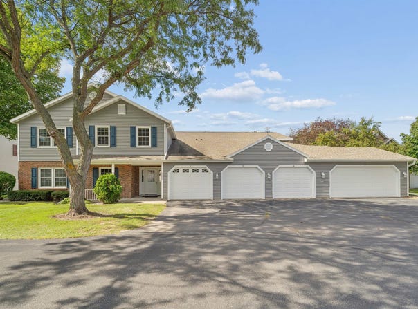2553 VILLAGE Lane, OSHKOSH, WI 54904