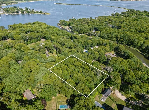 8 Wheeler Road, Shelter Island, NY 11964