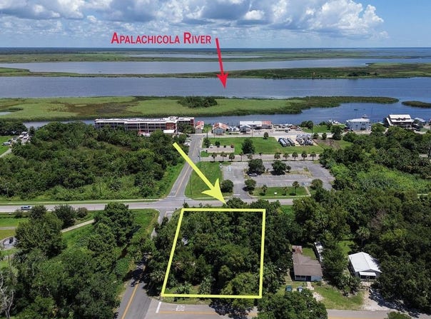 215 4th St, Apalachicola, FL 32320