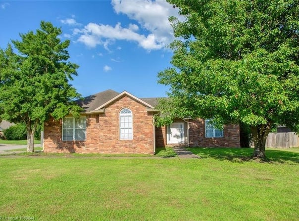 400 Village DR, Lavaca, AR 72941