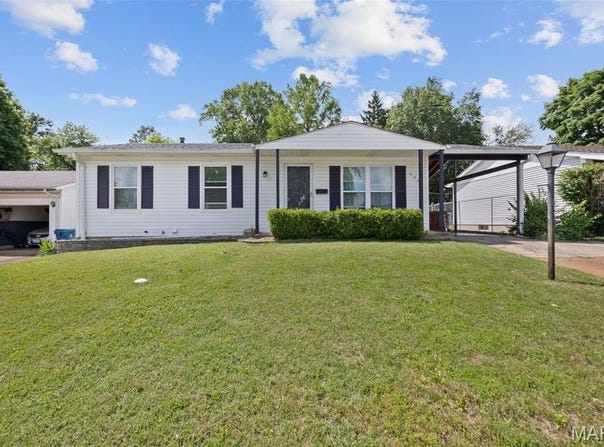 5345 Ville Angela Lane, Hazelwood, MO 63042