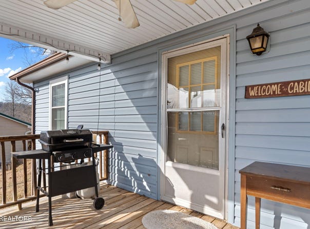 611 Flat Hollow Marina Rd, Speedwell, TN 37870