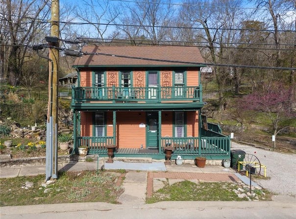 104  N Main  ST, Eureka Springs, AR 72632