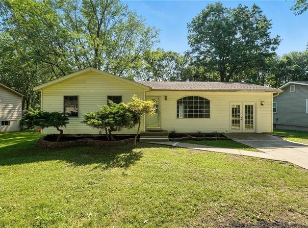 109 SE Brentwood Drive, Lee's Summit, MO 64063