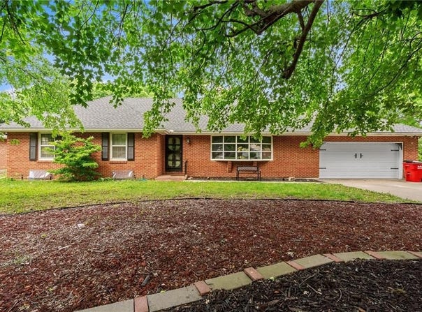 1912 Sleepy Hollow Drive, Lexington, MO 64067