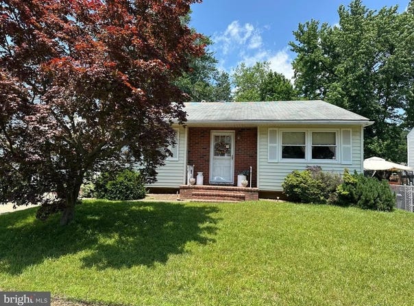 29 E MAPLE AVENUE, BELLMAWR, NJ 08031