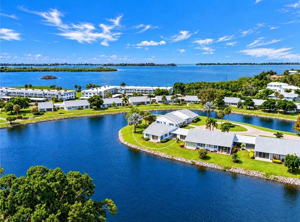 4605 LEXINGTON Circle, BRADENTON, FL 34210