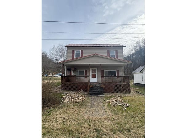 36 broad st, Van Lear, KY 41265