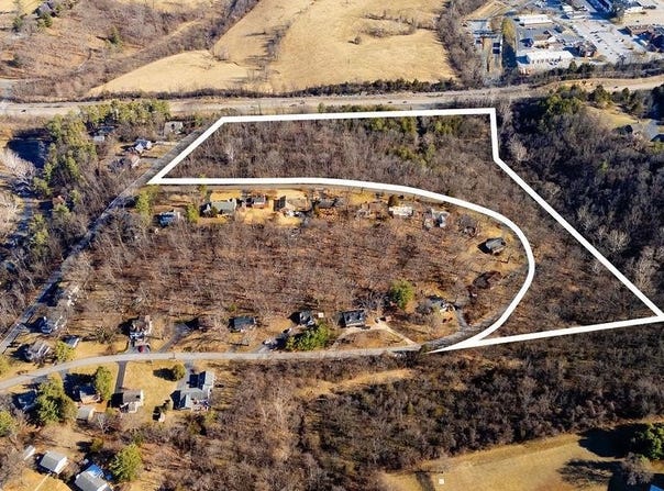 850 COMMERCE RD, STAUNTON, VA 24401