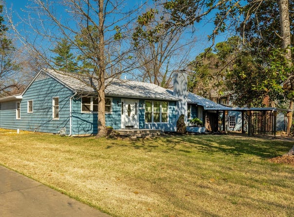 1004 S Taylor Drive, Carbondale, IL 62901