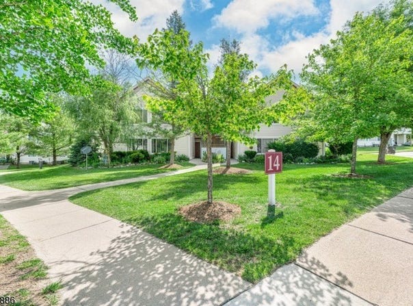 147 Falcon Ridge Way, Hamburg Boro, NJ 07419-1148