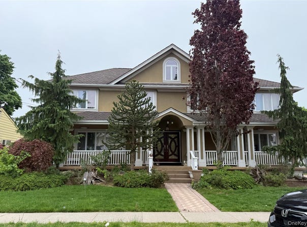 30 3rd Avenue, Westbury, NY 11590