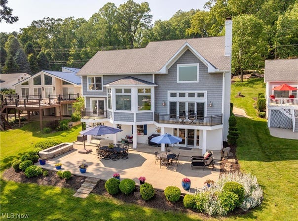 30 E Mohawk Drive, Malvern, OH 44644