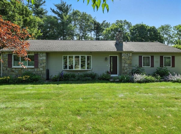 9 E Colonial Rd, Wilbraham, MA 01095