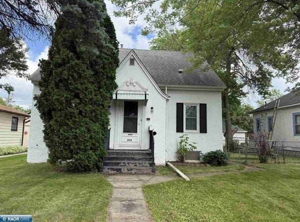 2524 3rd Ave, Hibbing, MN 55746