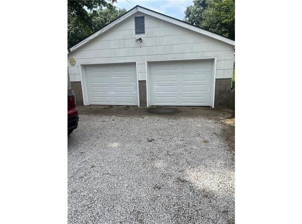 805 NE 72nd Street, Gladstone, MO 64118