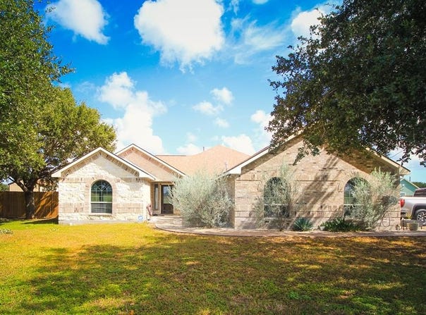 504 W SULLIVAN ST, Skidmore, TX 78389