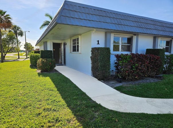 2886 E Fernley Dr E, West Palm Beach, FL 33415