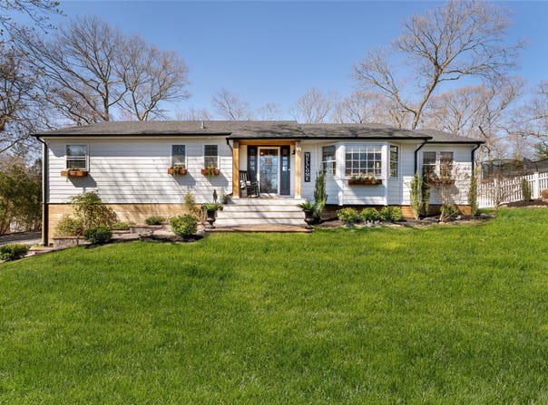 3 Russell Drive, Wading River, NY 11792