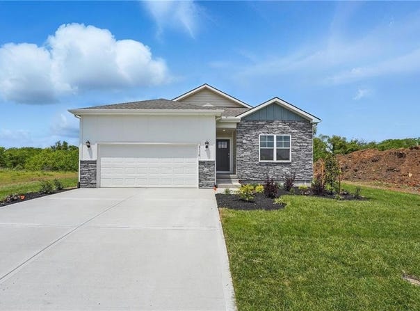 19585 W 202nd Terrace, Spring Hill, KS 66083