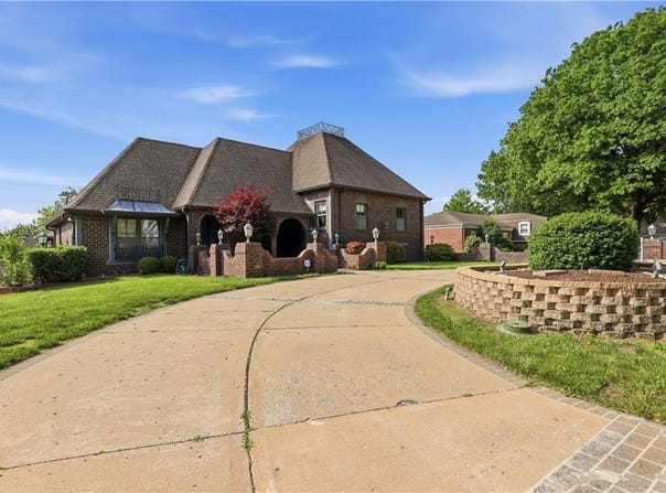 16701 E George Franklyn Drive, Independence, MO 64055