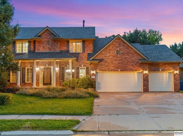 907 Woodland Avenue, Papillion, NE 68046