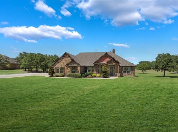 140 Cowan Crossing, Alvord, TX 76225