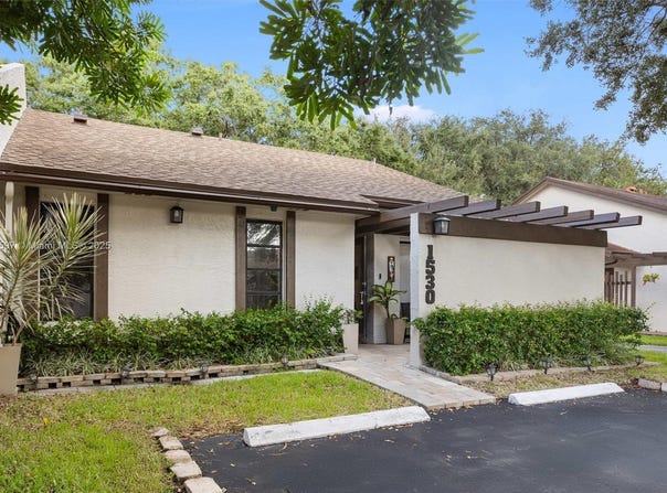 1530 NW 96th Ave, Pembroke Pines, FL 33024