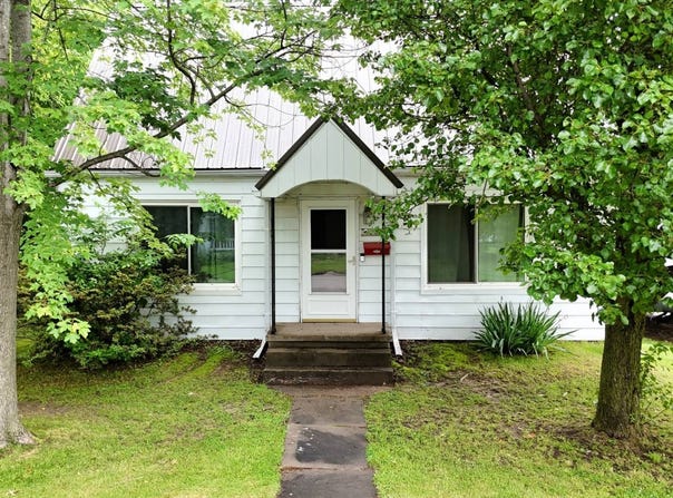 107 W King St, Fairfield, IL 62837