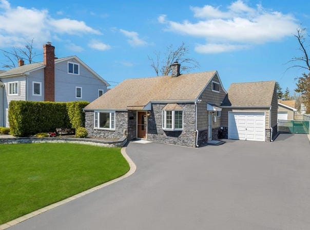 61 Maple Street, Islip, NY 11751