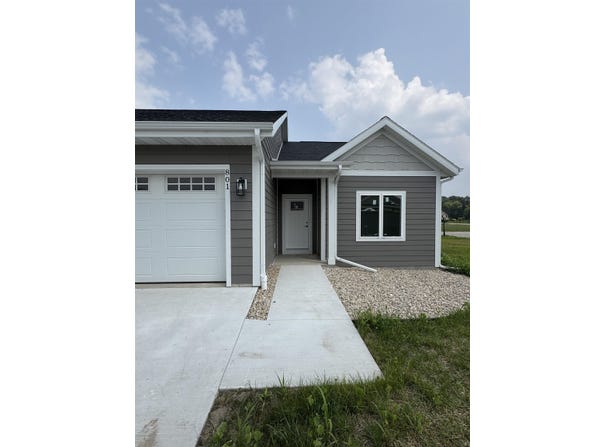 801 Vineyard Court, Cambridge, WI 53523