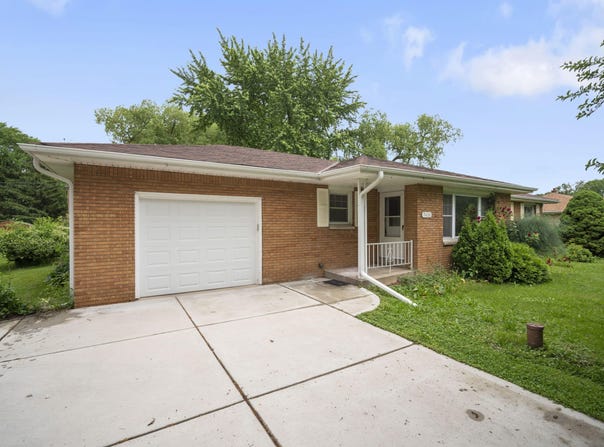 7450 S Quincy Ave, Oak Creek, WI 53154
