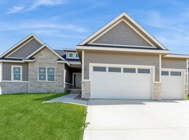 2227 Green Leaf Circle, Norwalk, IA 50211