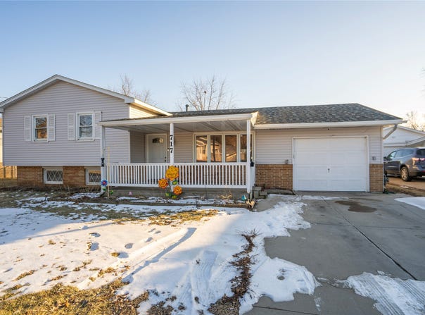 717 S 5th Avenue E, Newton, IA 50208