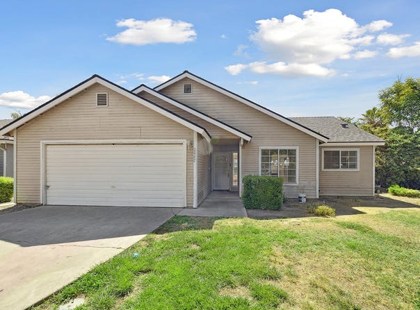 2447 N Michael Street, Visalia, CA 93292
