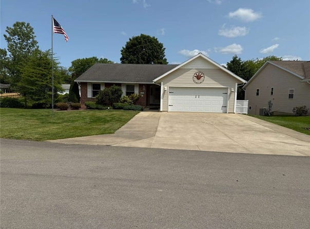 12110 Villa Dr, Conneaut Lake, PA 16316