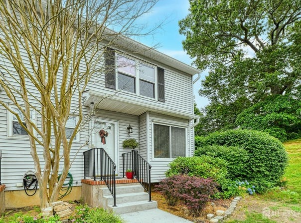 16 Jeanette Court, Jamesburg, NJ 08831