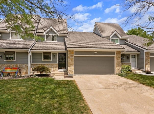 249 NE Edgewater Drive, Lee's Summit, MO 64064
